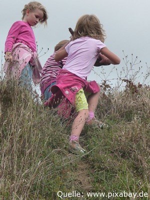 Kinder Spielen auf einer Wiese