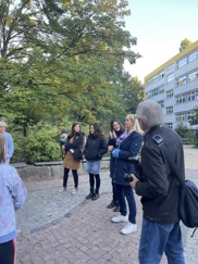 Von links nach rechts: Jasmina Büttner, Sandra Göttsche, Filiz Keküllüoğlu, Astrid Blaß
								     							(Schulleitung), Bernd Wähner (Berliner Woche)