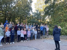 Schüler:innen der Grundschule im Gutspark, Frau Blaß (Schulleitung), Filiz Keküllüoğlu ©
								     							Yildiz Gökkaya