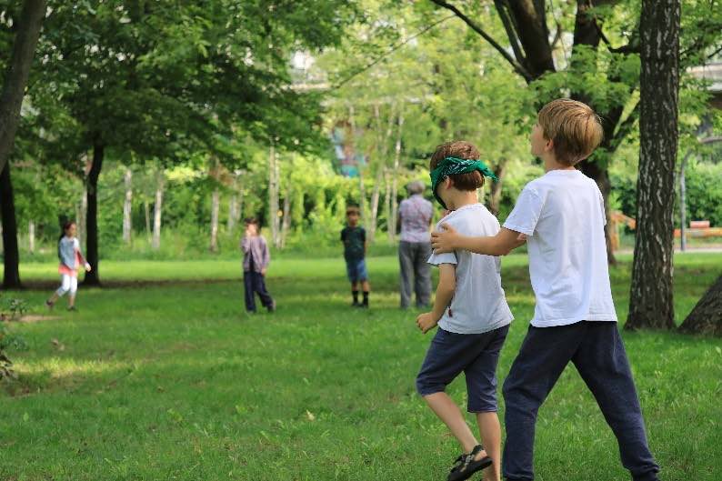 Kinder Spielen blinde Kuh